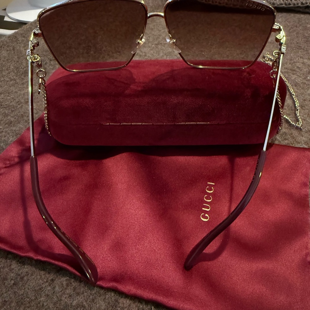 Gucci Gold Frame Sunglasses with Chain - Picture 3 of 3